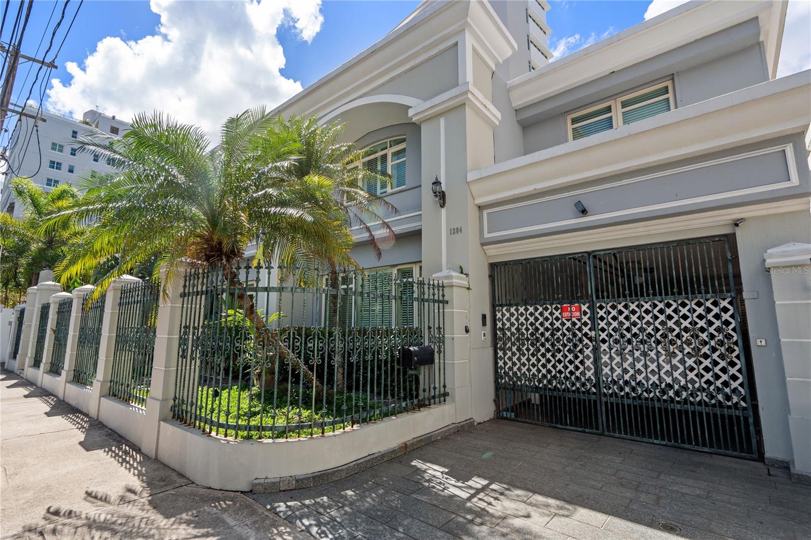 1204 AVENIDA MAGDALENA