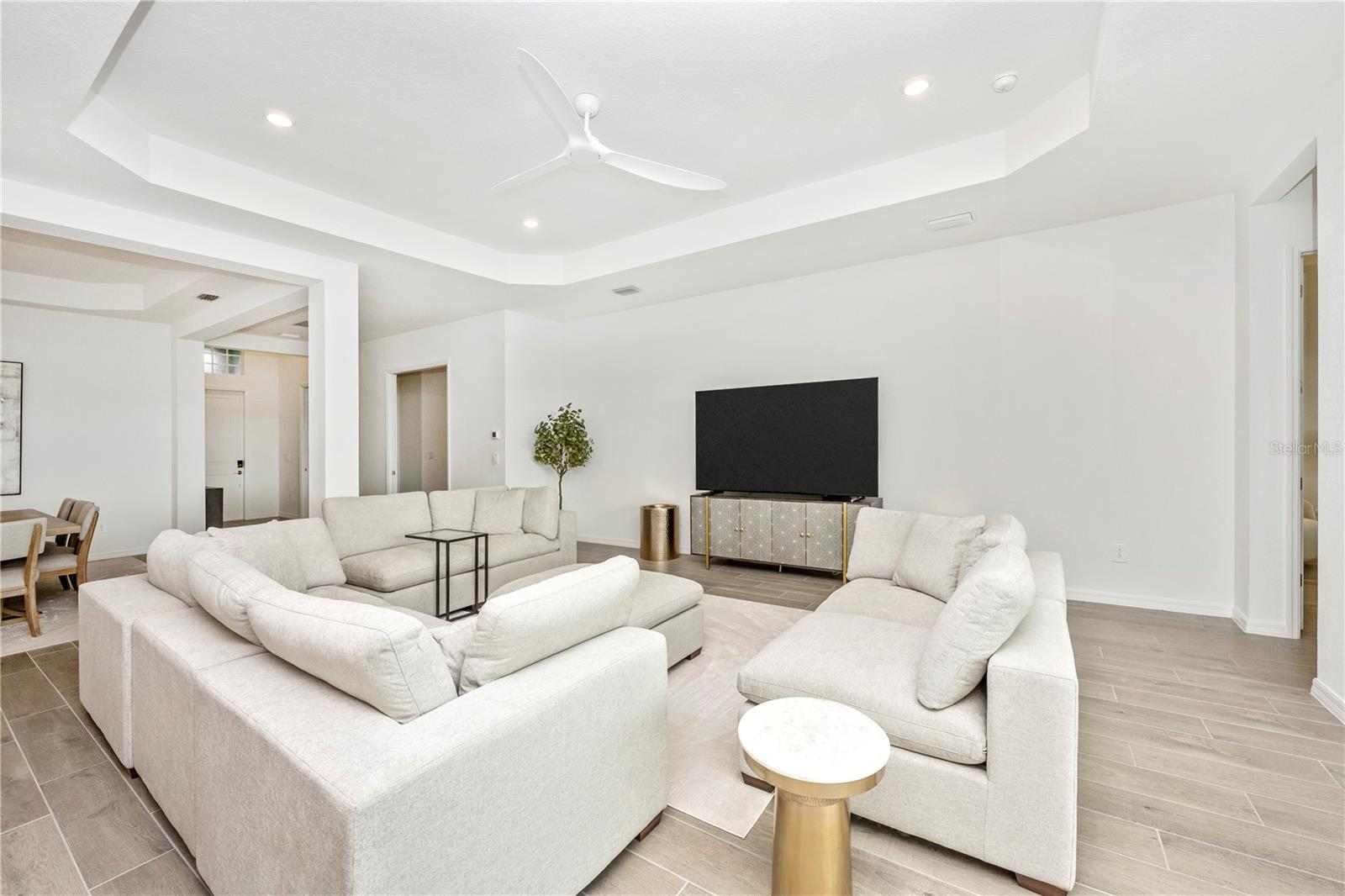 WELLEN PARK GOLF & COUNTRY CLUB - Residential Lease