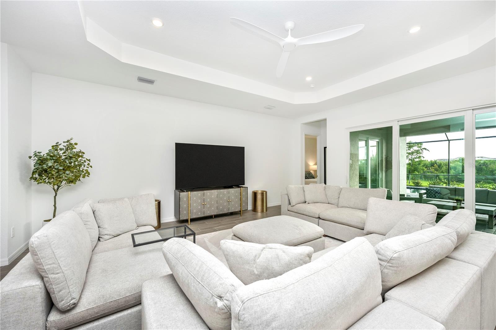 WELLEN PARK GOLF & COUNTRY CLUB - Residential Lease