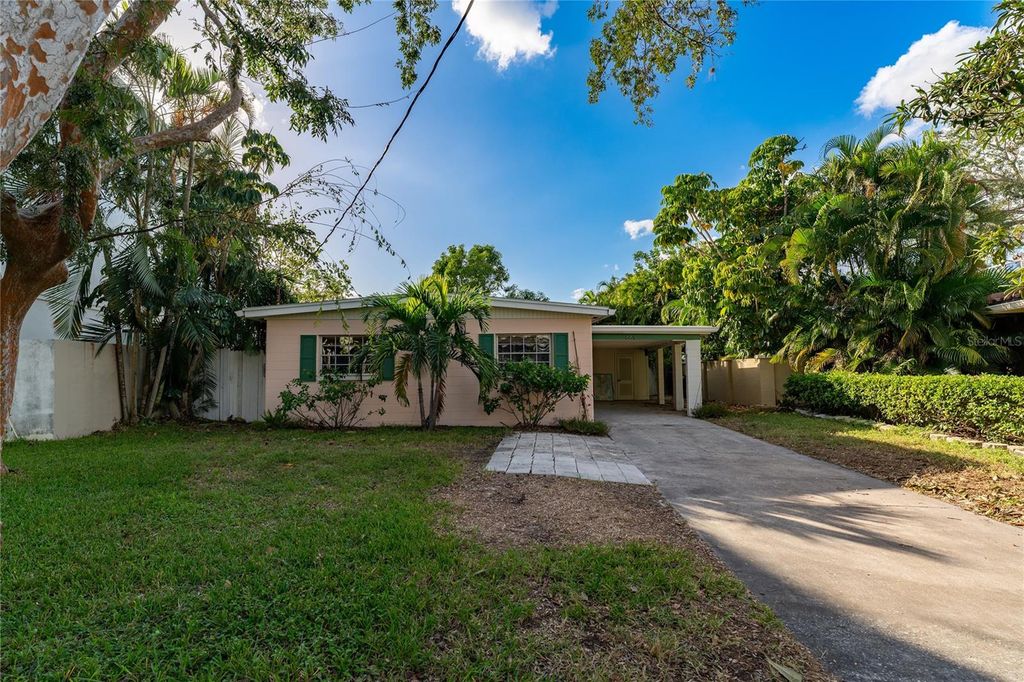 Photo of 664 Geneva Place, Tampa, FL 33606 (MLS # TB8345764)