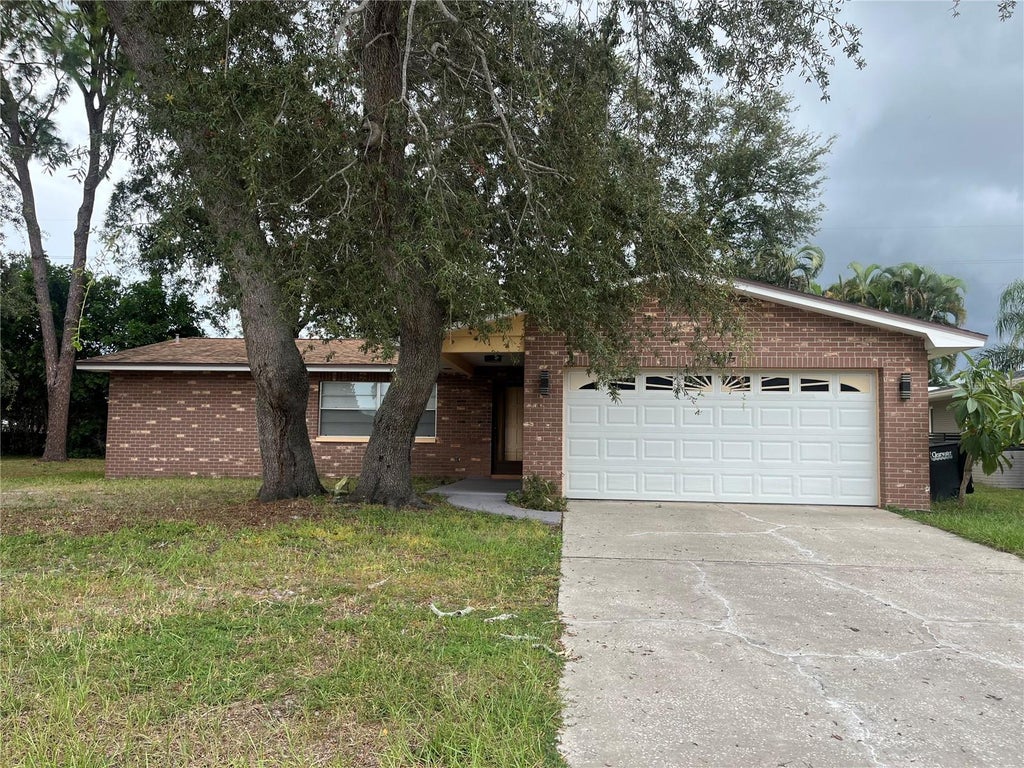 Photo of 2080 Sun Tree Circle N, Clearwater, FL 33763 (MLS # TB8556452)