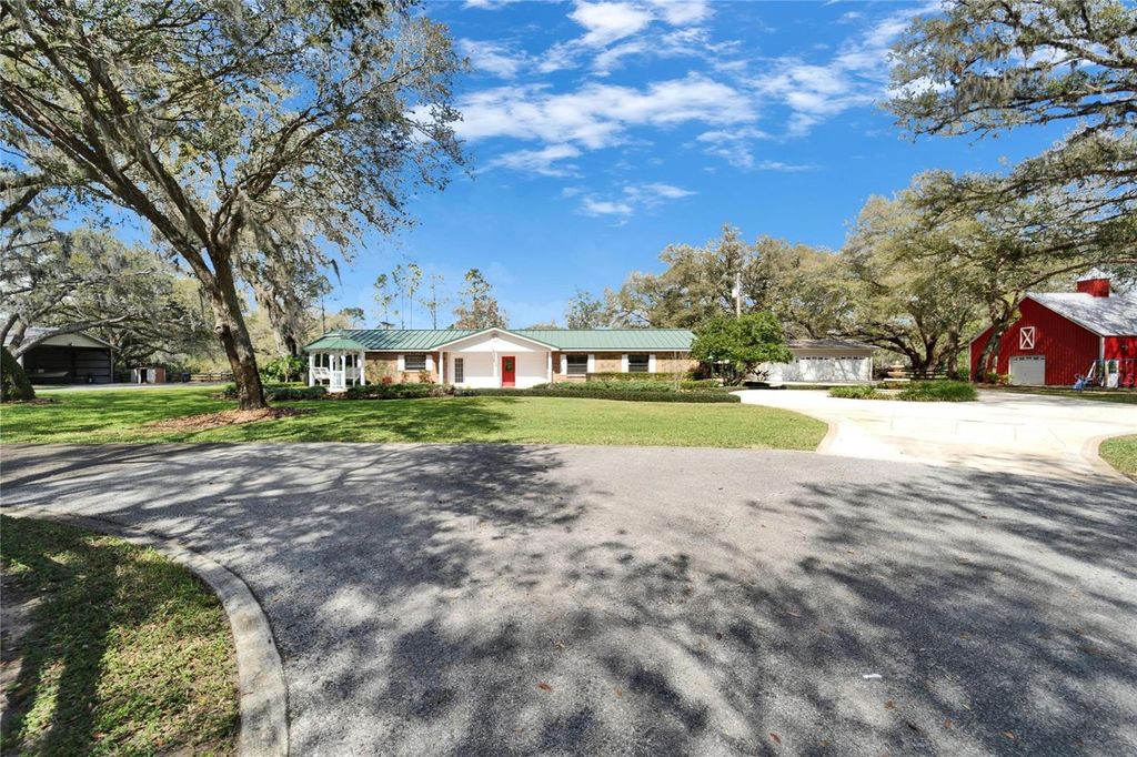 Photo of 13607 Mcintosh Road, Thonotosassa, FL 33592 (MLS # TB8356087)