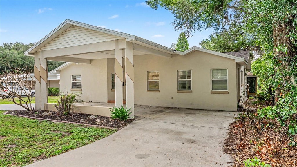 Photo of 926 Hollingsworth Road, Lakeland, FL 33801 (MLS # L4962594)