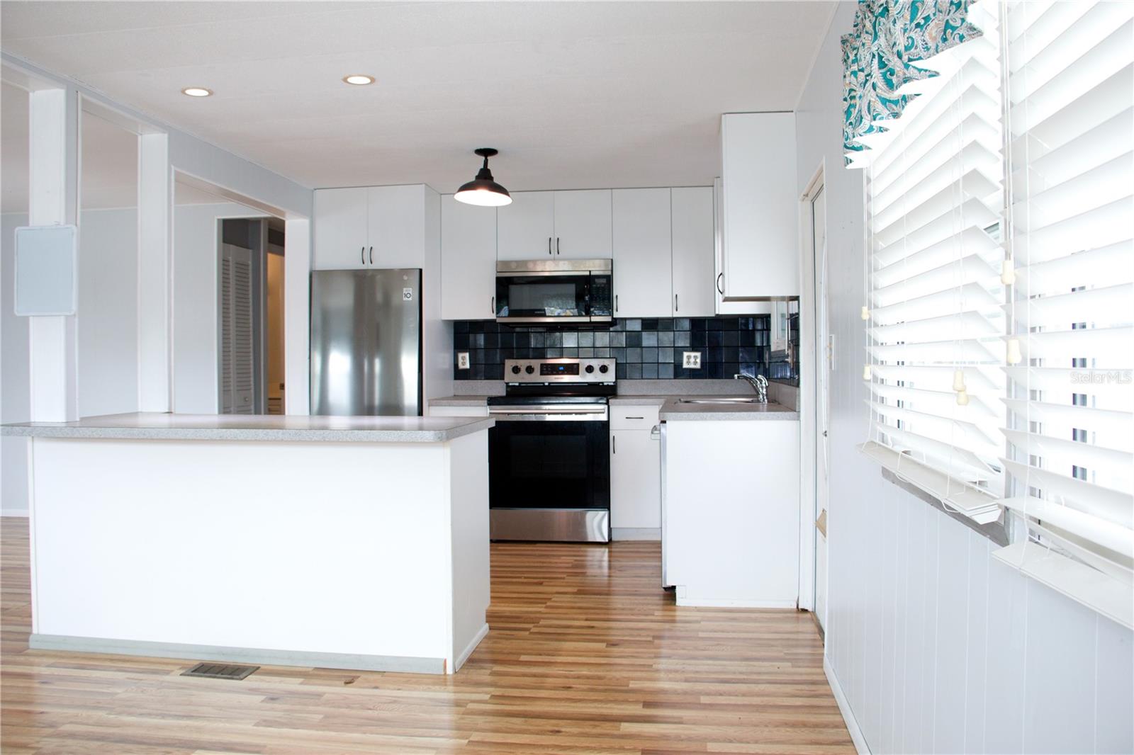 COUNTRY CLUB ESTATES - Residential