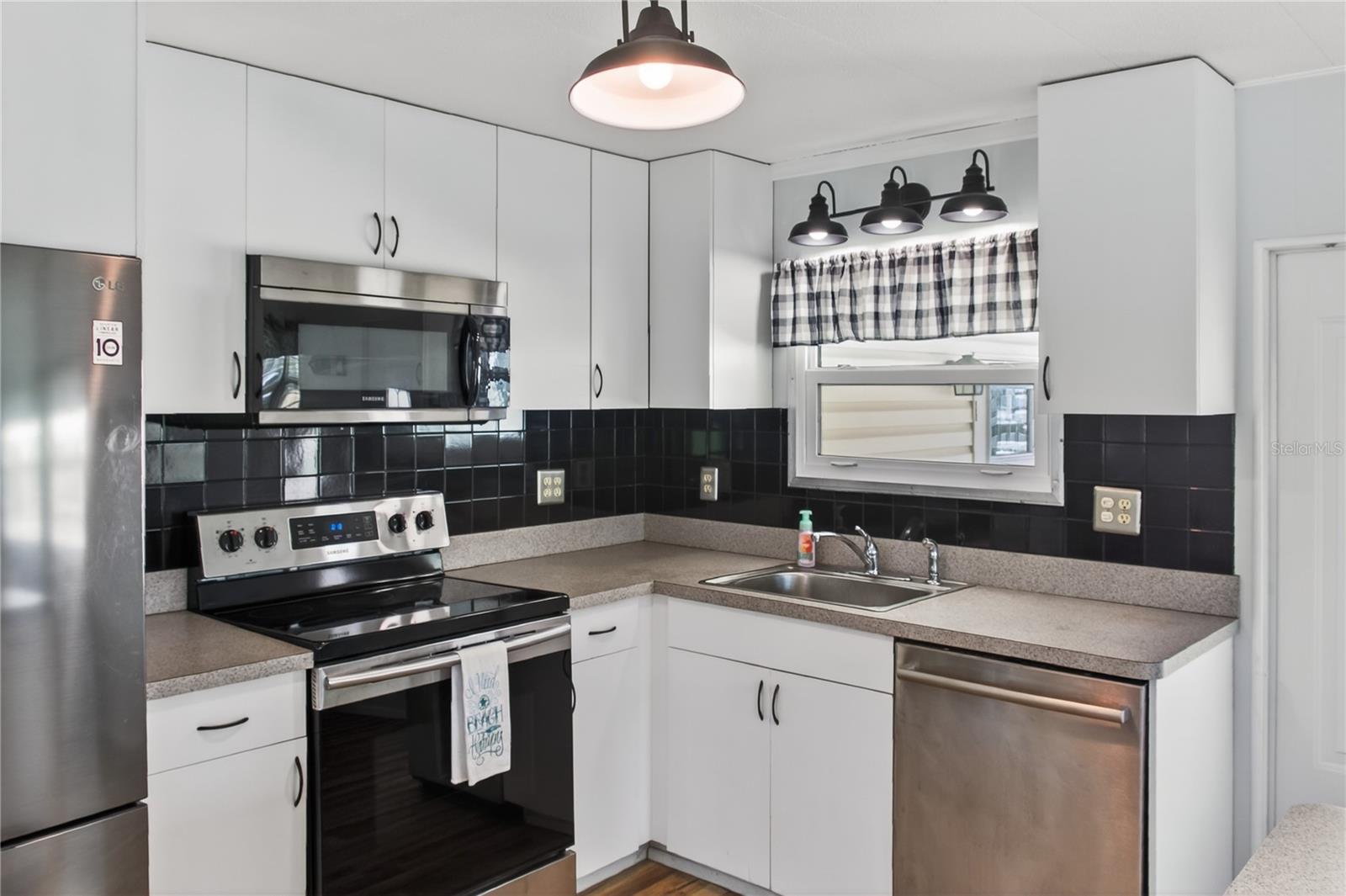 COUNTRY CLUB ESTATES - Residential