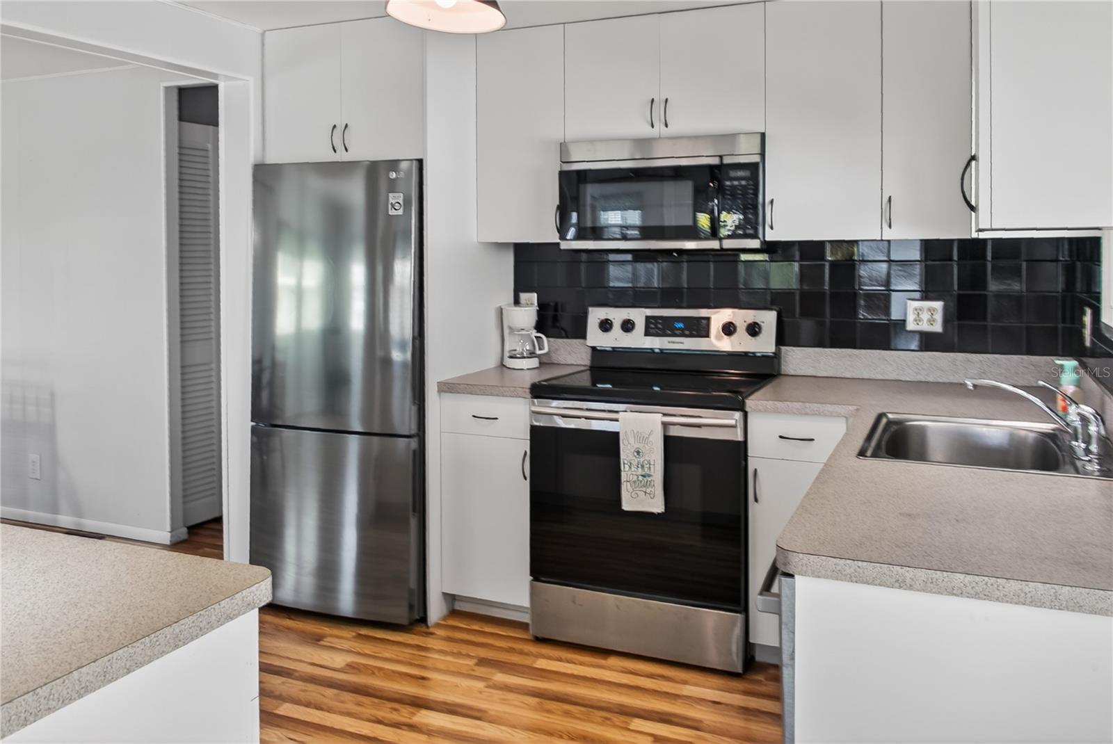 COUNTRY CLUB ESTATES - Residential