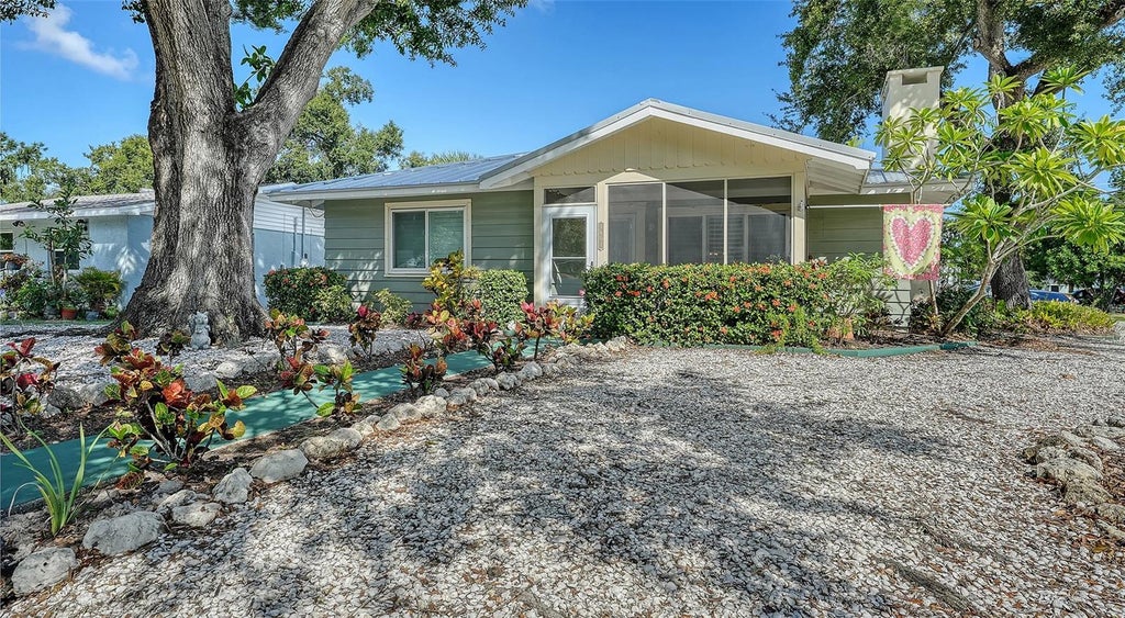 Photo of 1602 18th Avenue W, Bradenton, FL 34205 (MLS # A4709178)