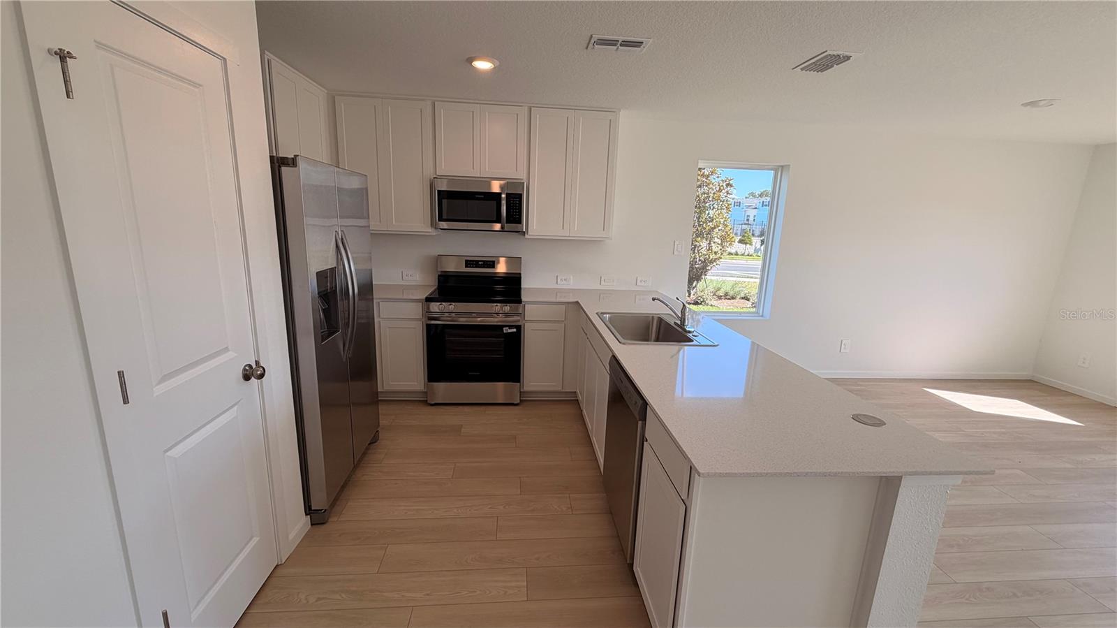 807 LYNX ST
