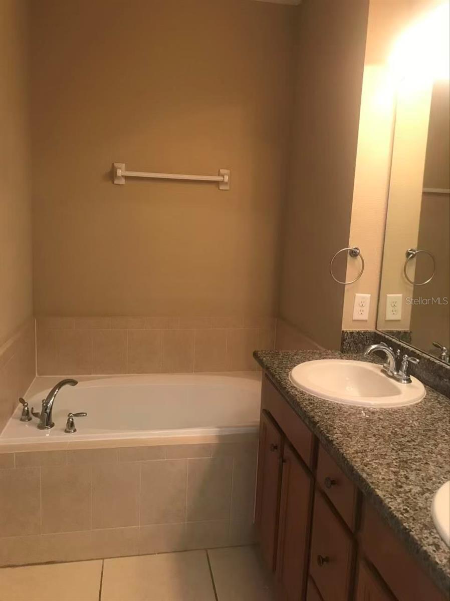 EAGLE CRK PH 01C-VLG D - Residential Lease