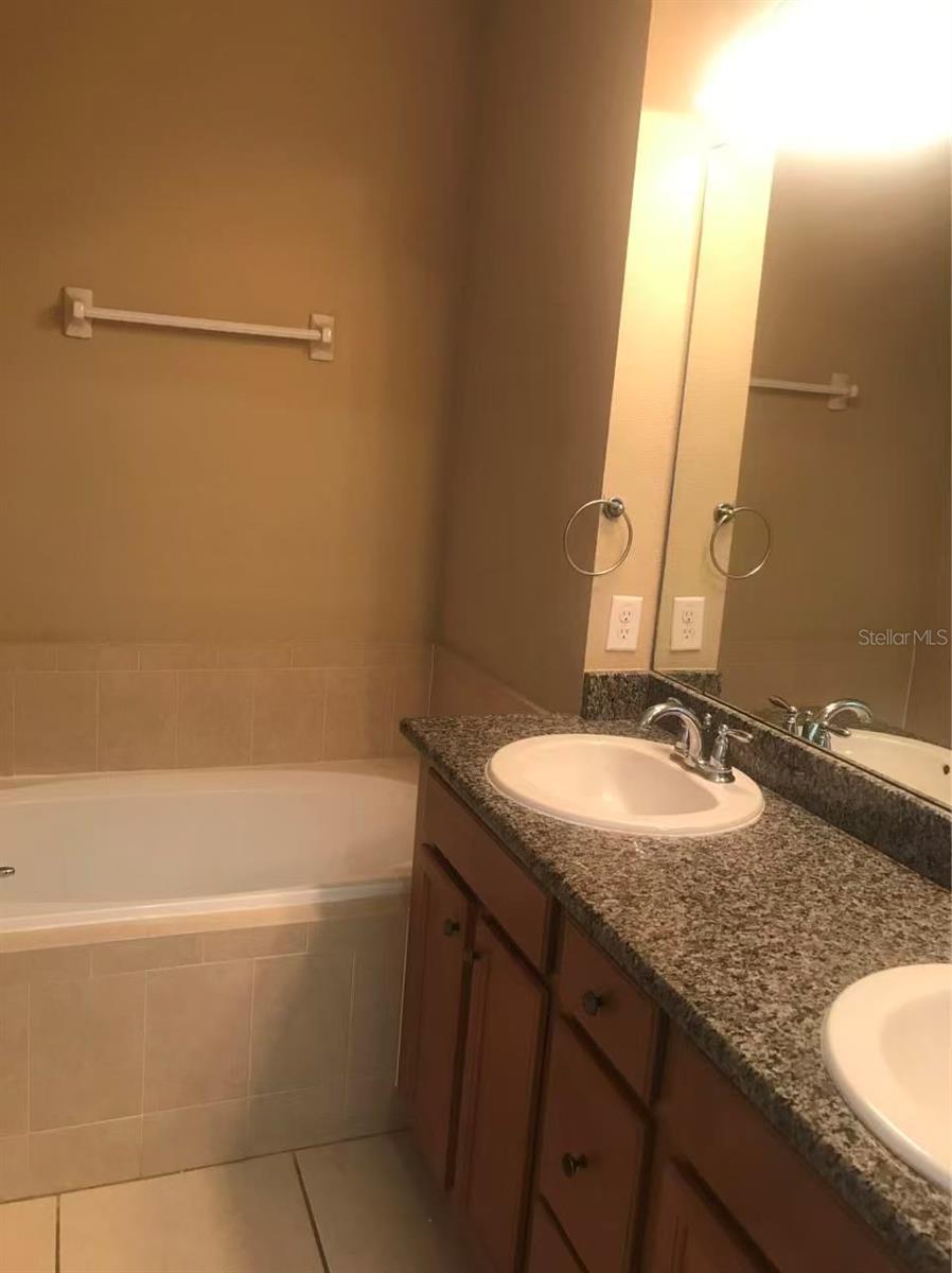 EAGLE CRK PH 01C-VLG D - Residential Lease