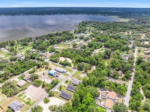 A home in LAKE WALES