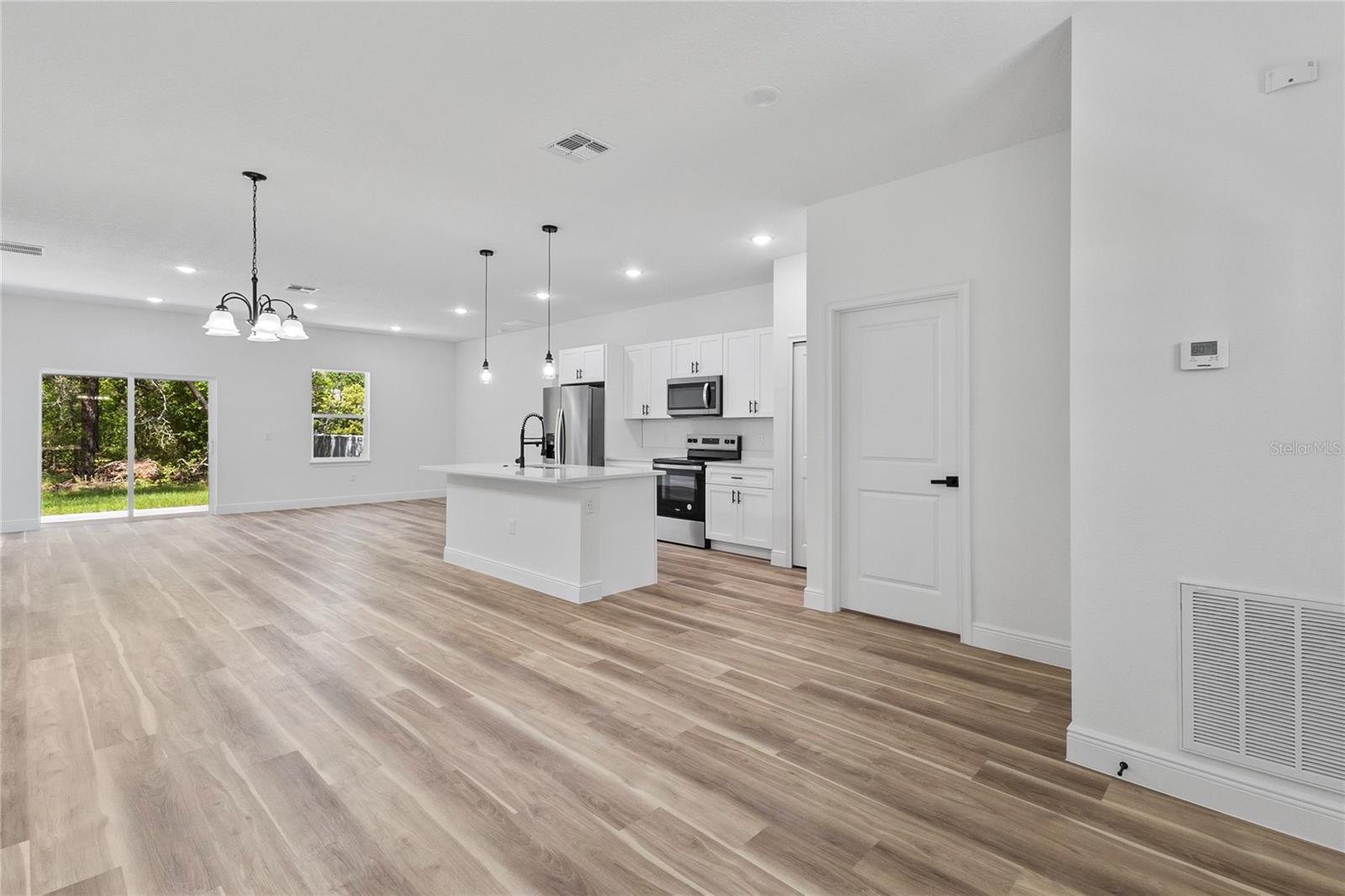 1413 W AMERICA PLACE