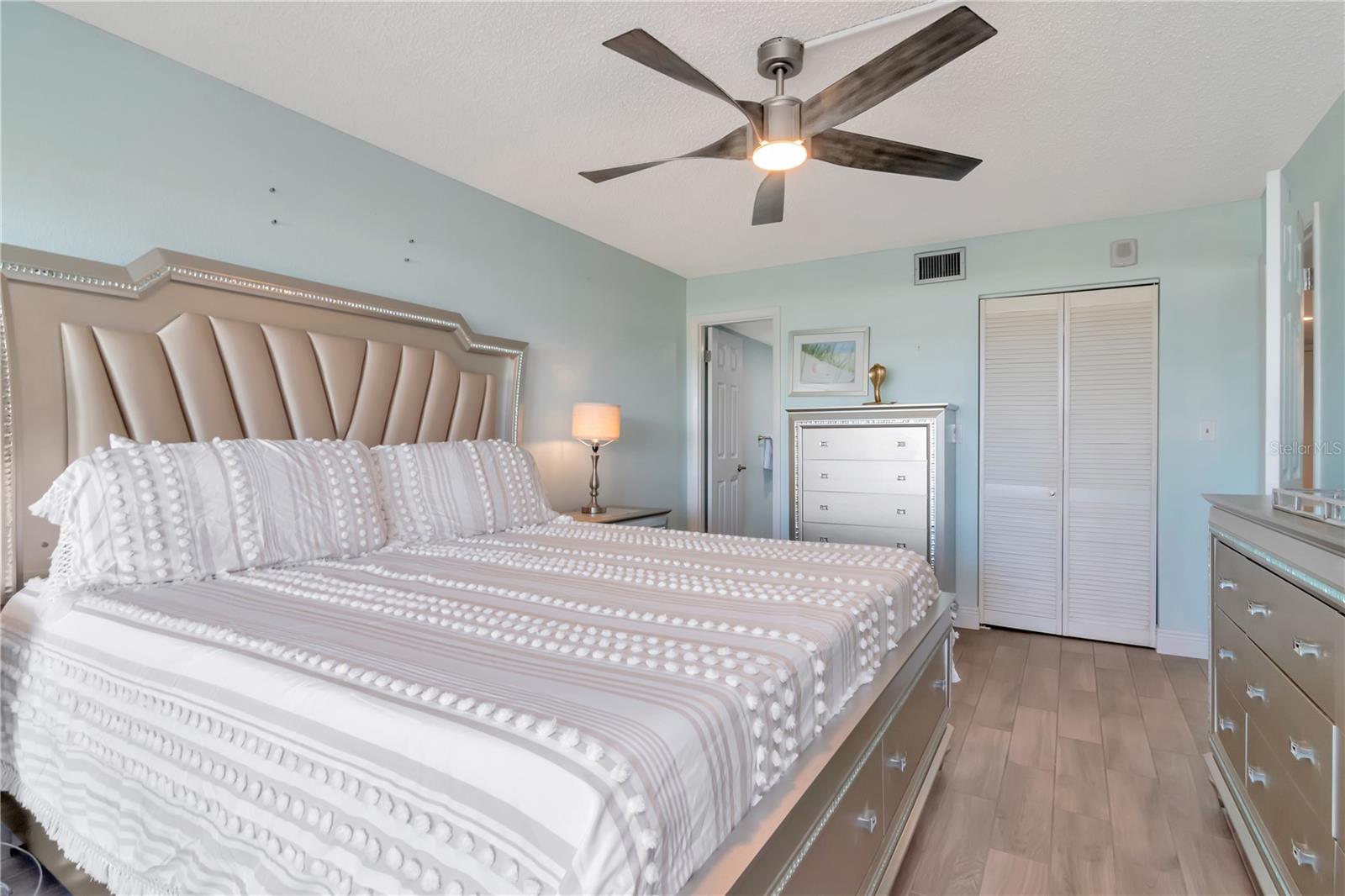 LANDMARK TOWERS - Residential