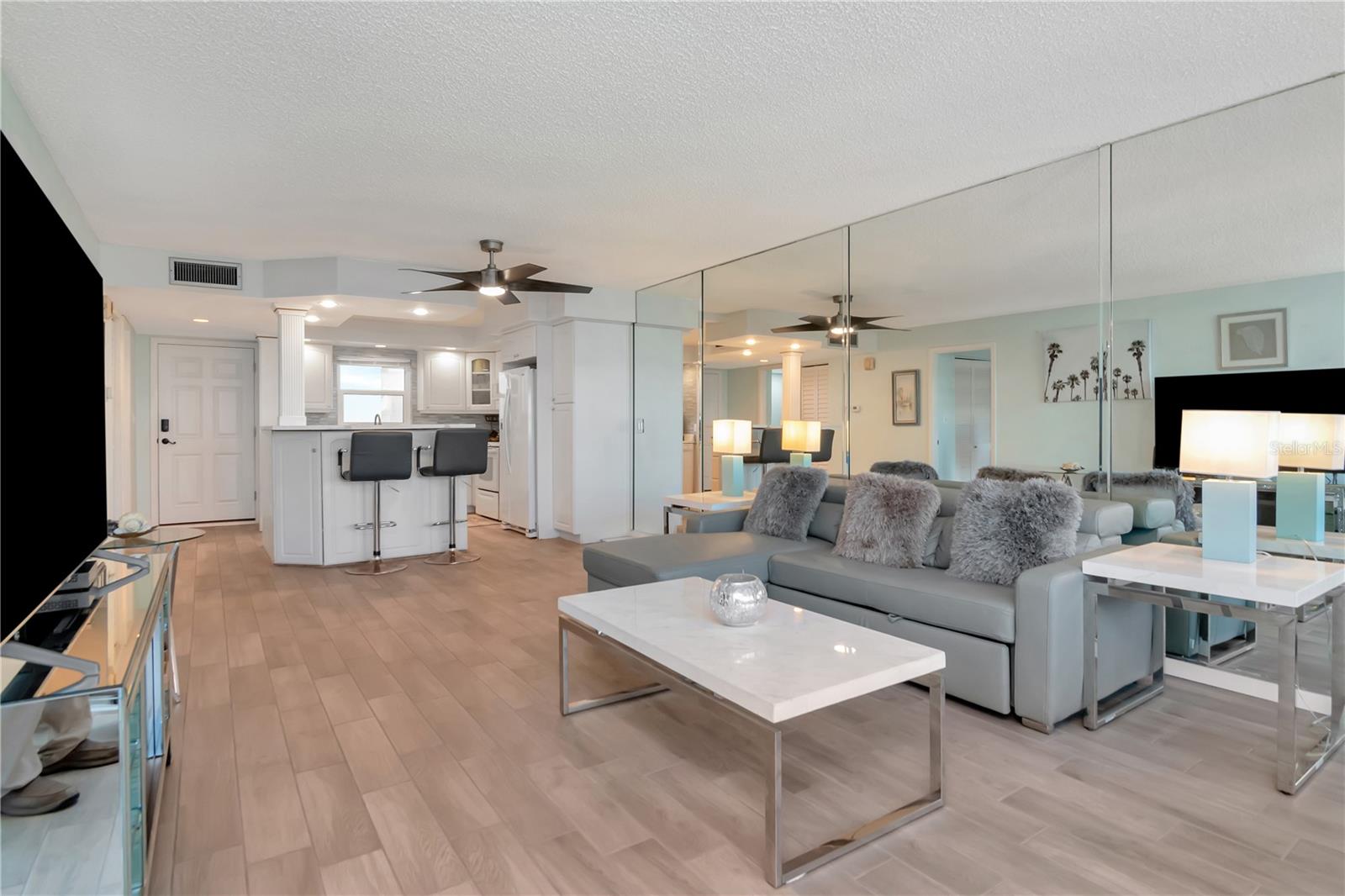 LANDMARK TOWERS - Residential