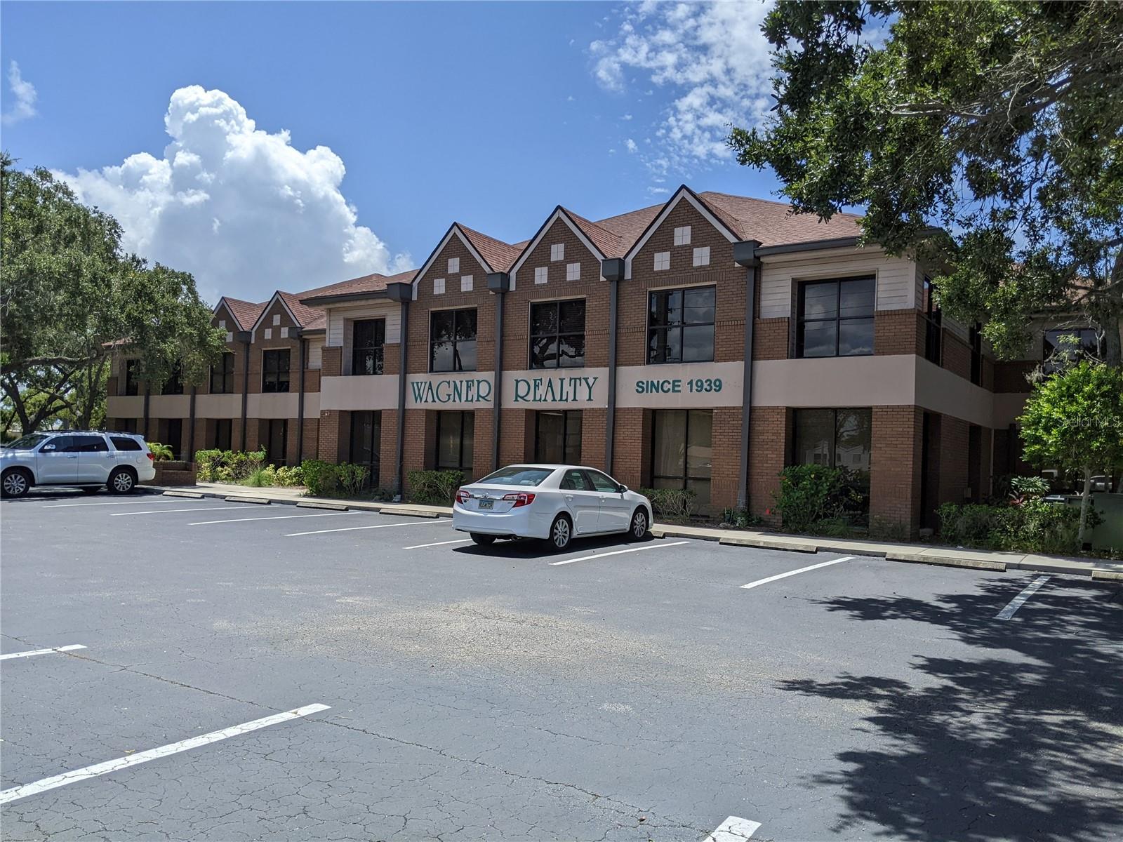 BRAND NEW RENOVATED OFFICE SPACE!
Office spaces in a variety of sizes for lease in the beautiful Wildewood Professional Park. Wildewood features a tranquil wooded and peaceful environment welcoming to any clientele while also being centrally located in Bradenton, Florida. This park is on the highly trafficked Cortez Road commercial corridor providing a prominent location with convenient access to West Bradenton, Downtown, and Lakewood Ranch.