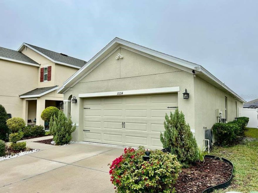 Unique opportunity for price and location! This property is situated in one of the fastest-growing areas of Sun City Center, surrounded by new communities, shopping, dining, medical facilities, and quick access to major highways. Ideal for those seeking comfort, tranquility, and a community lifestyle with excellent amenities.

Located in a beautiful community where common area maintenance, internet, and cable are included as part of the association, offering added value, monthly savings, and the peace of mind of living in a well-organized environment that continues to increase in demand and appreciation.

Don’t miss the chance to secure a property in such a strategic location for a price that is hard to find in today’s market