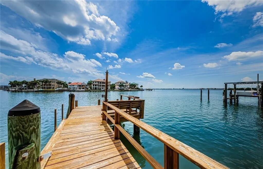 Photo of 2000 Dolphin Boulevard S, St Petersburg, FL 33707 (MLS # O6435457)