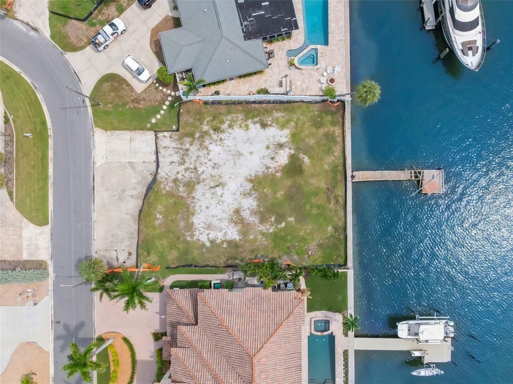 Photo of 2000 Dolphin Boulevard S, St Petersburg, FL 33707 (MLS # O6435457)