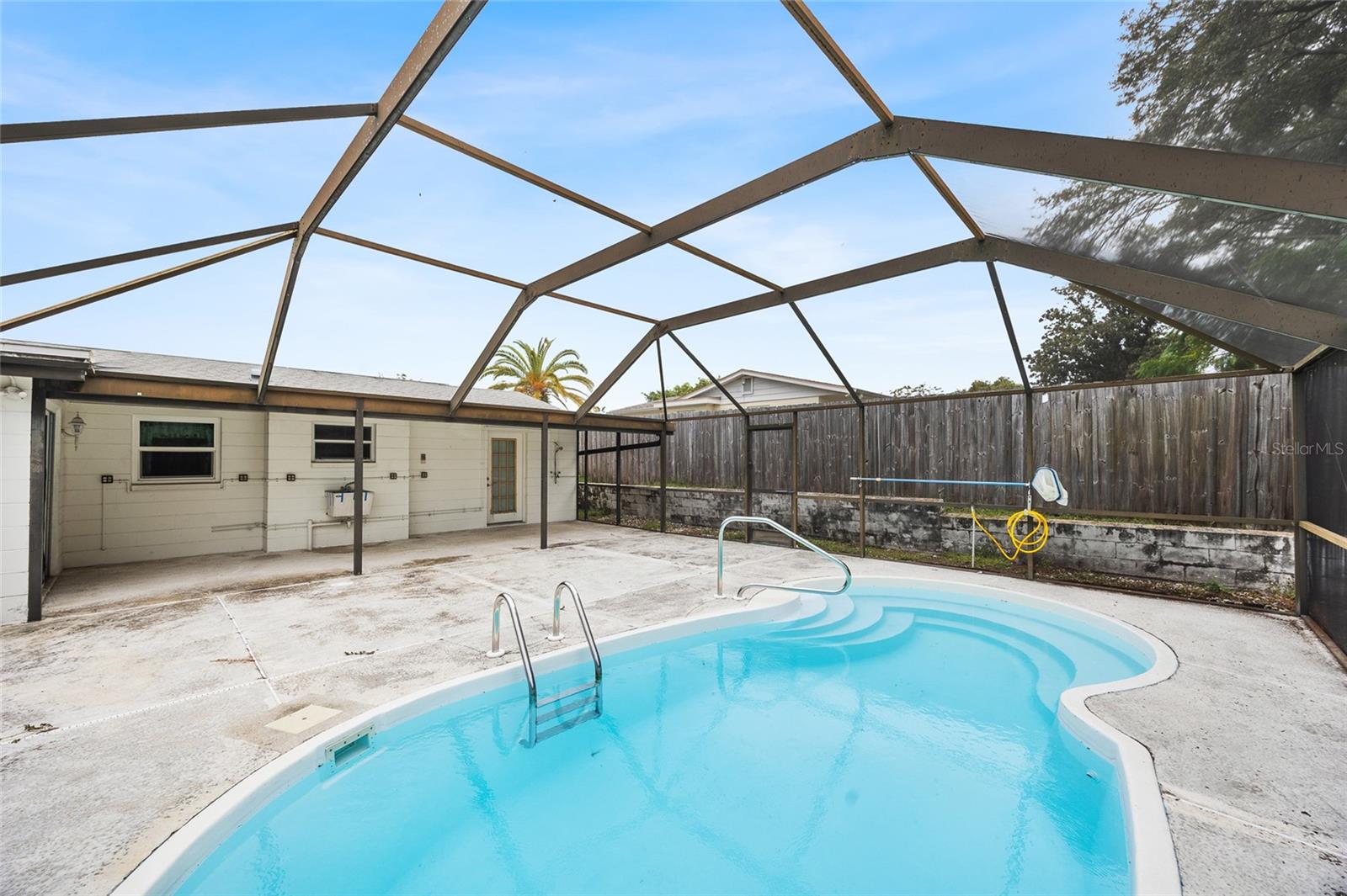 COLONIAL MANOR - Residential