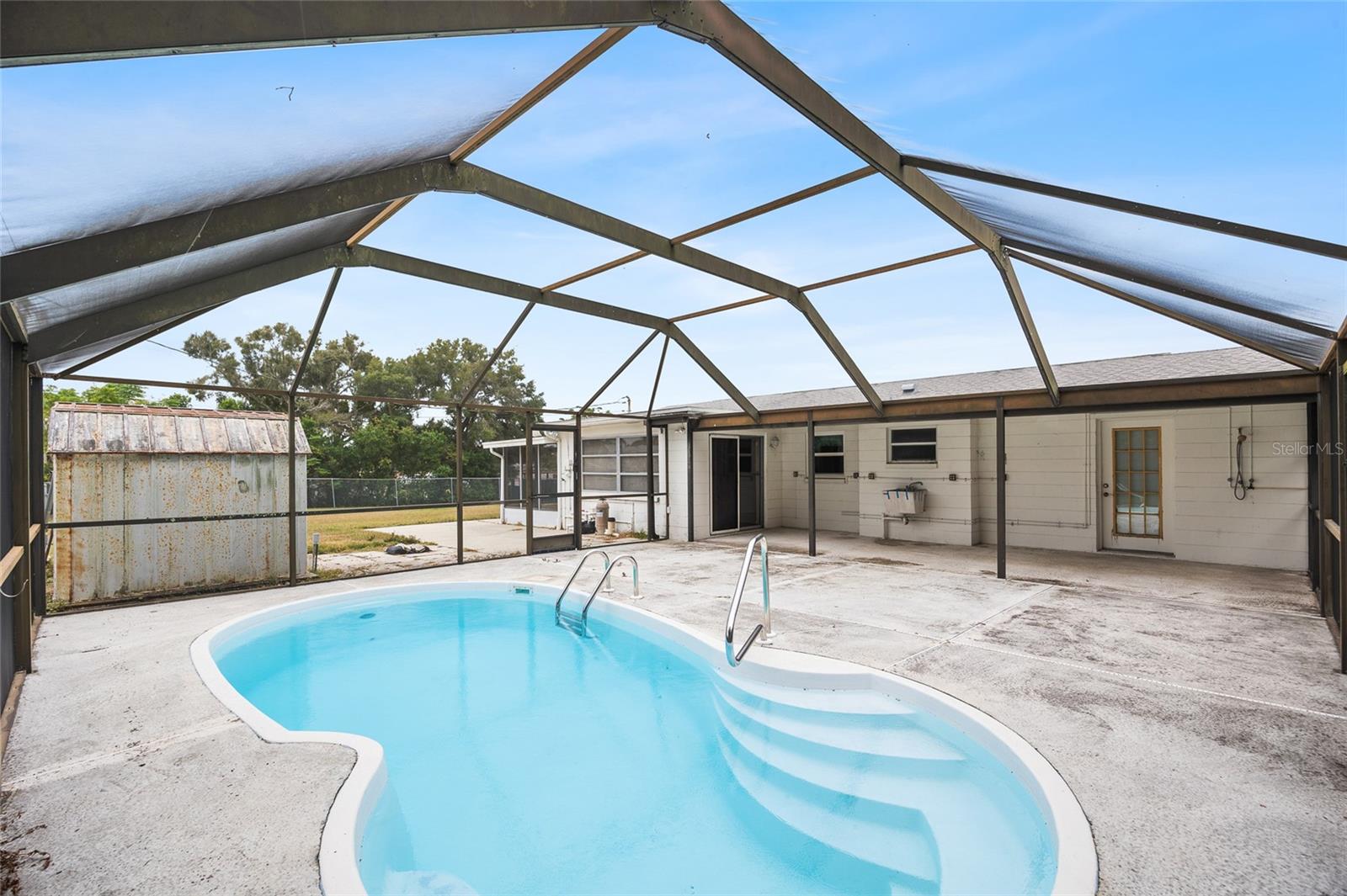 COLONIAL MANOR - Residential