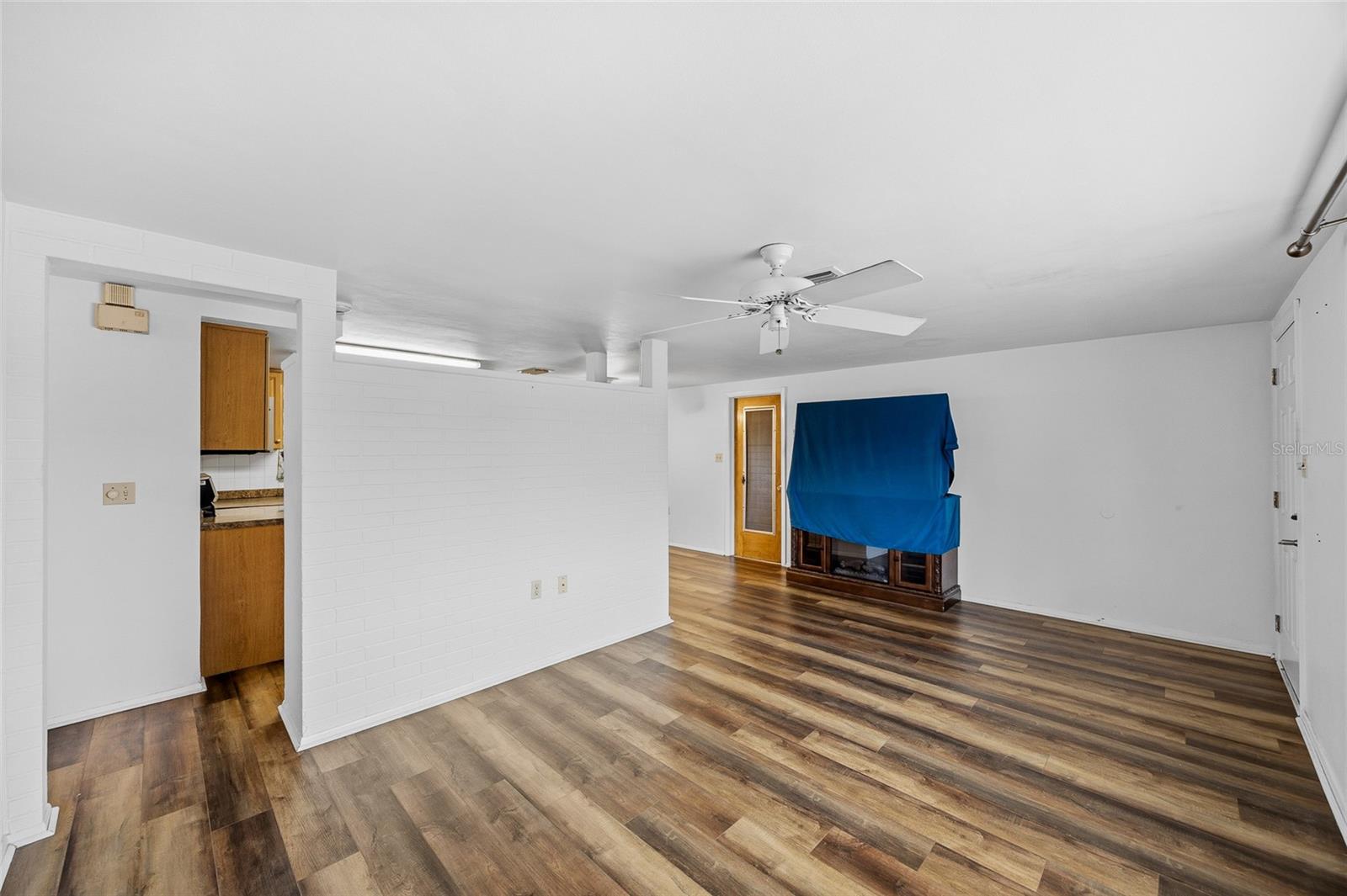 COLONIAL MANOR - Residential