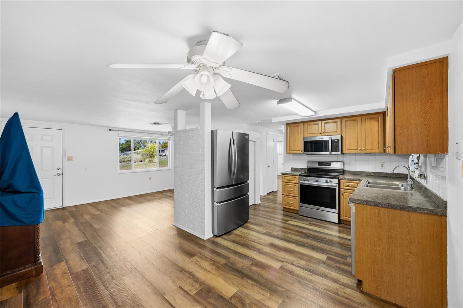 COLONIAL MANOR - Residential