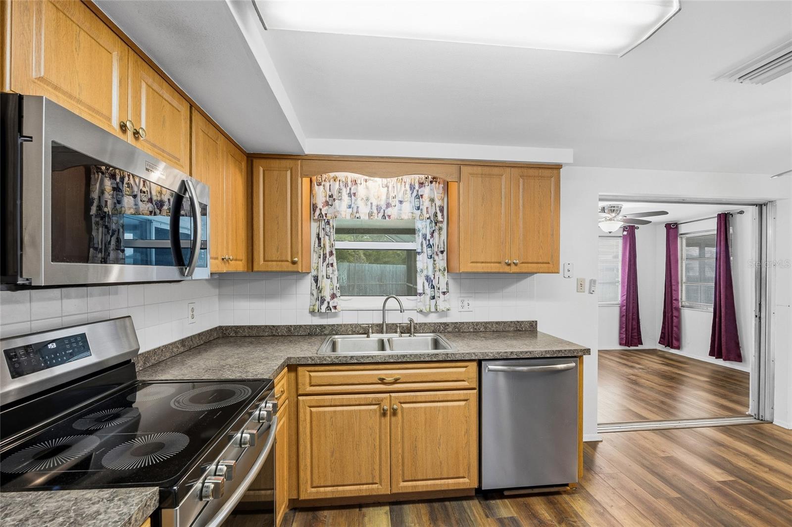 COLONIAL MANOR - Residential