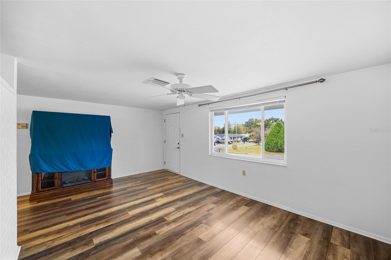 COLONIAL MANOR - Residential