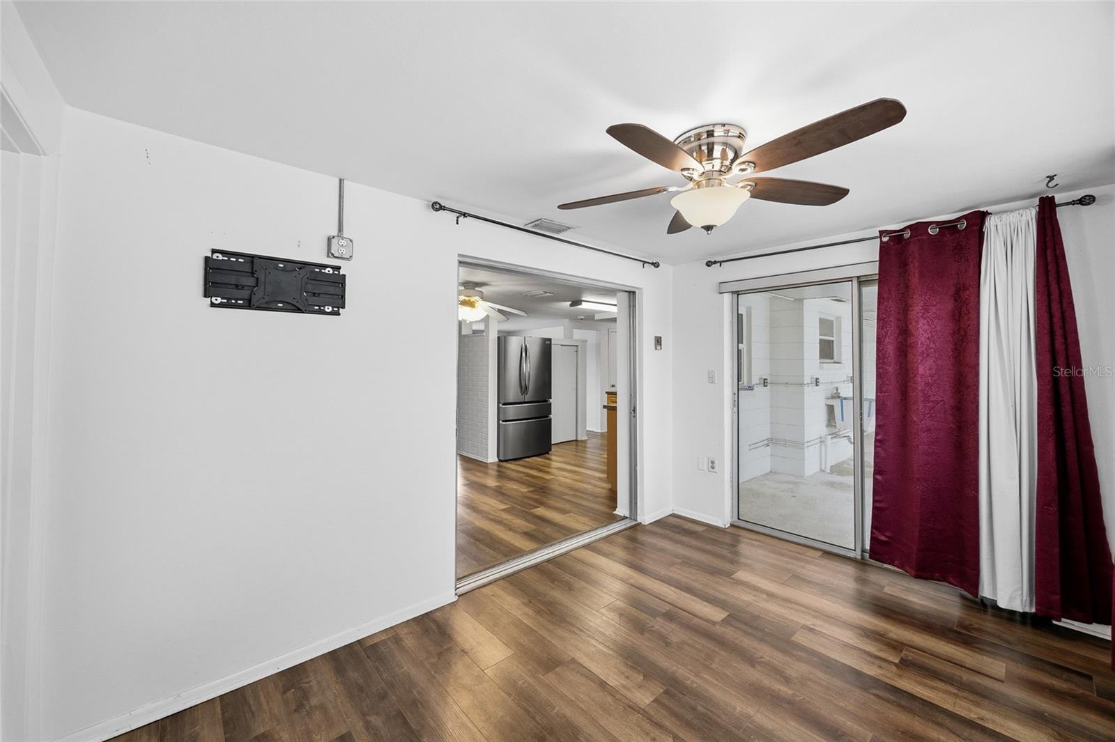 COLONIAL MANOR - Residential