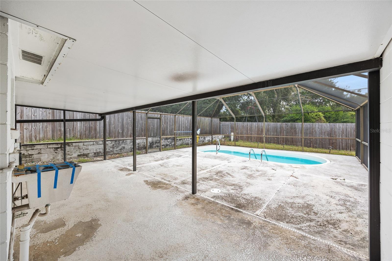 COLONIAL MANOR - Residential