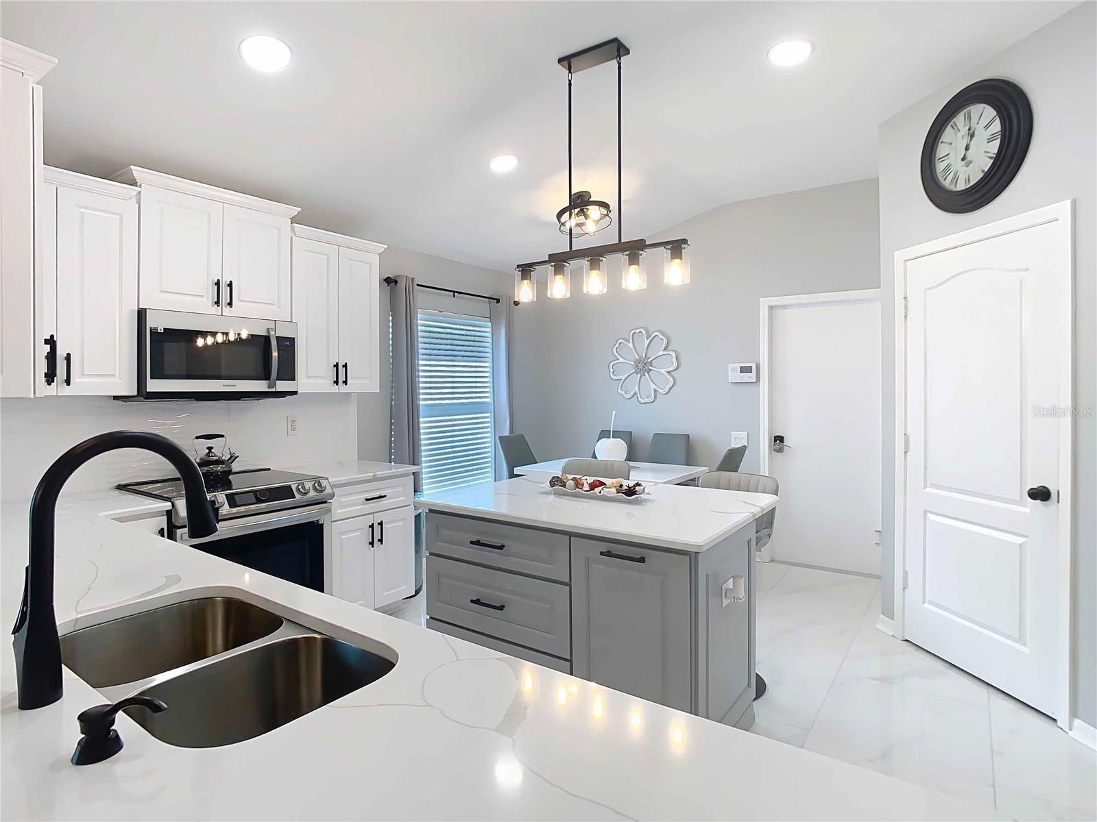 5237 GATO DEL SOL CIRCLE