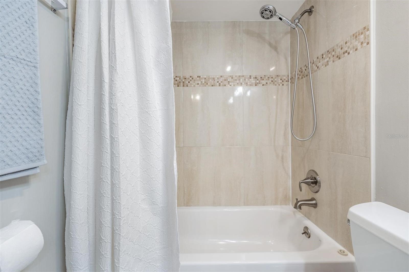 LA VENTURA A CONDO - Residential Lease