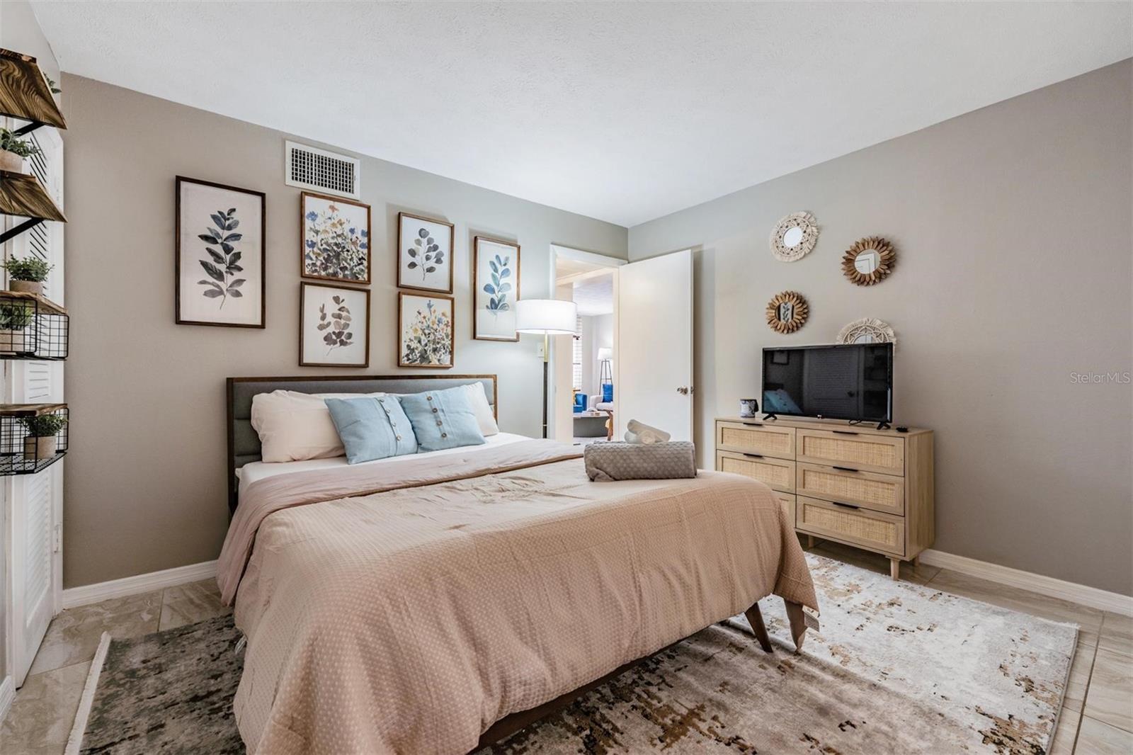 LA VENTURA A CONDO - Residential Lease