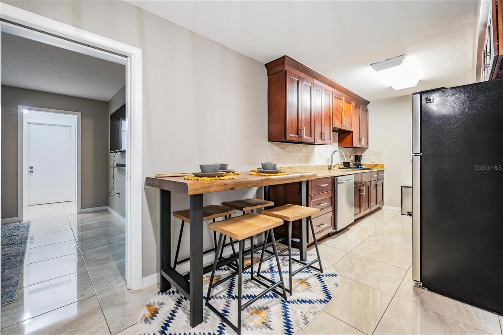 LA VENTURA A CONDO - Residential Lease