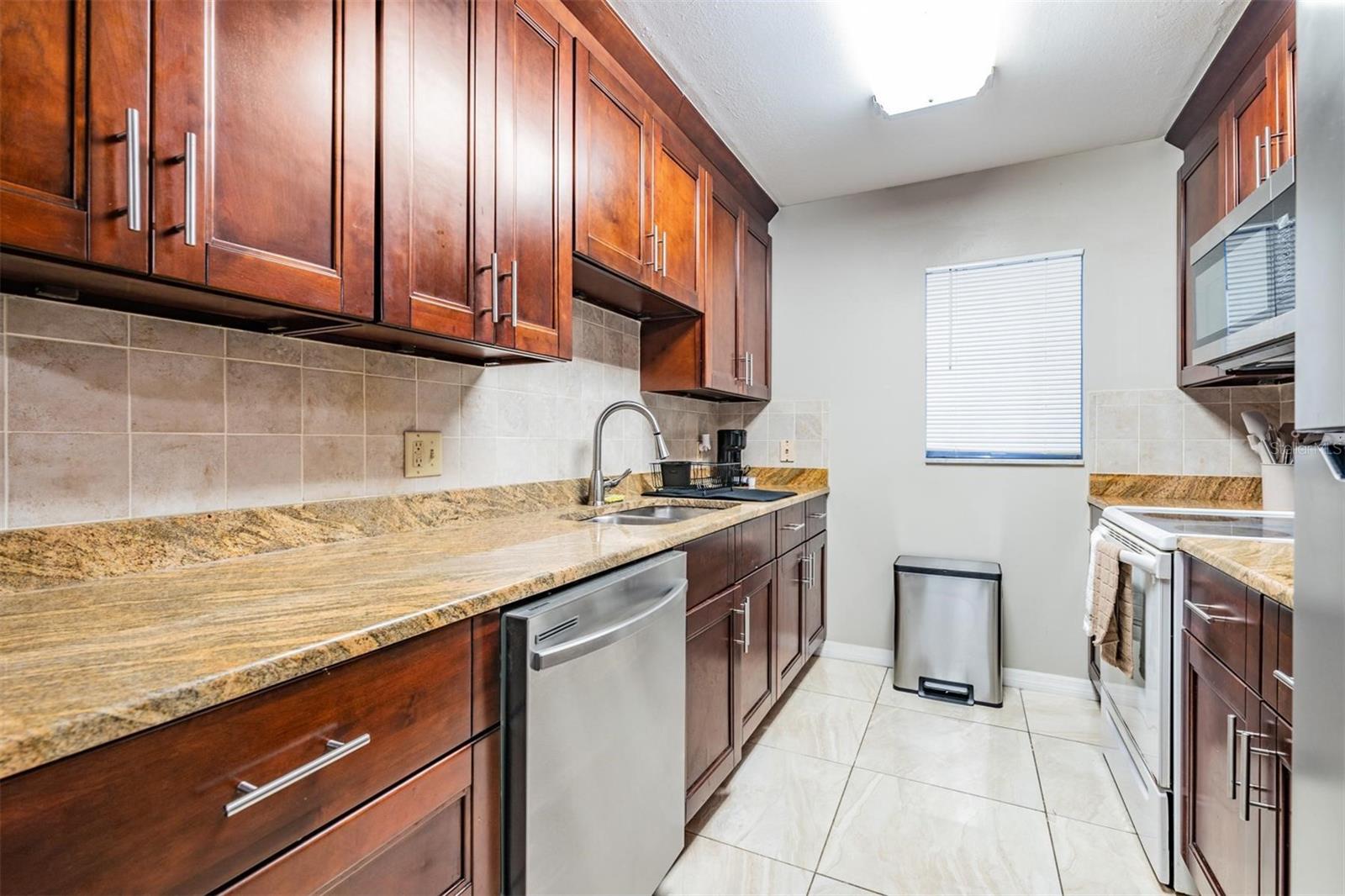 LA VENTURA A CONDO - Residential Lease