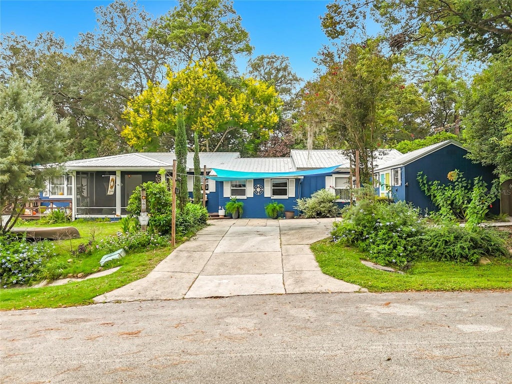 Photo of 560 Live Oak Avenue, Keystone Heights, FL 32656 (MLS # O6444822)