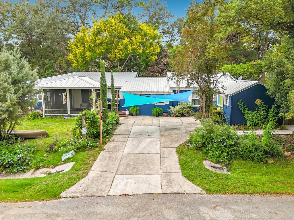 Photo of 560 Live Oak Avenue, Keystone Heights, FL 32656 (MLS # O6444822)