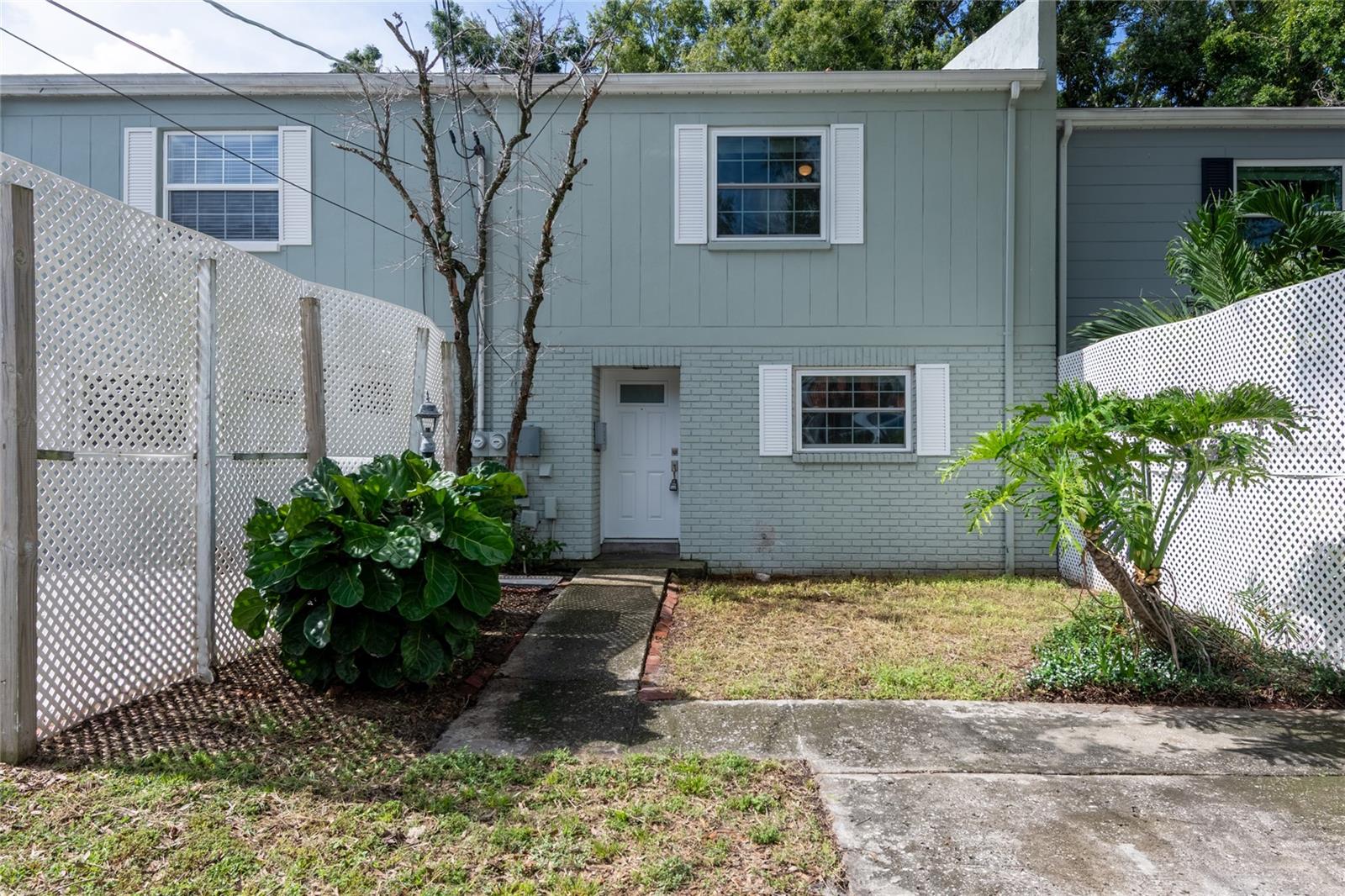 Must-See Updated Townhome – Priced Below Market Value!
Located in a highly sought-after area with No HOA or CDD fees, this home offers incredible value and freedom from extra costs.
Don’t miss this beautifully updated townhome featuring a new roof, new water heater, updated HVAC, and brand-new appliances. Move-in ready with all the major upgrades already taken care of!
Zoned for top-rated schools: Mitchell Elementary, Wilson Middle, and Plant High School – some of the most desirable schools in the area.
This is a rare opportunity to own a fully upgraded home well below neighborhood market value. Schedule your showing today!
