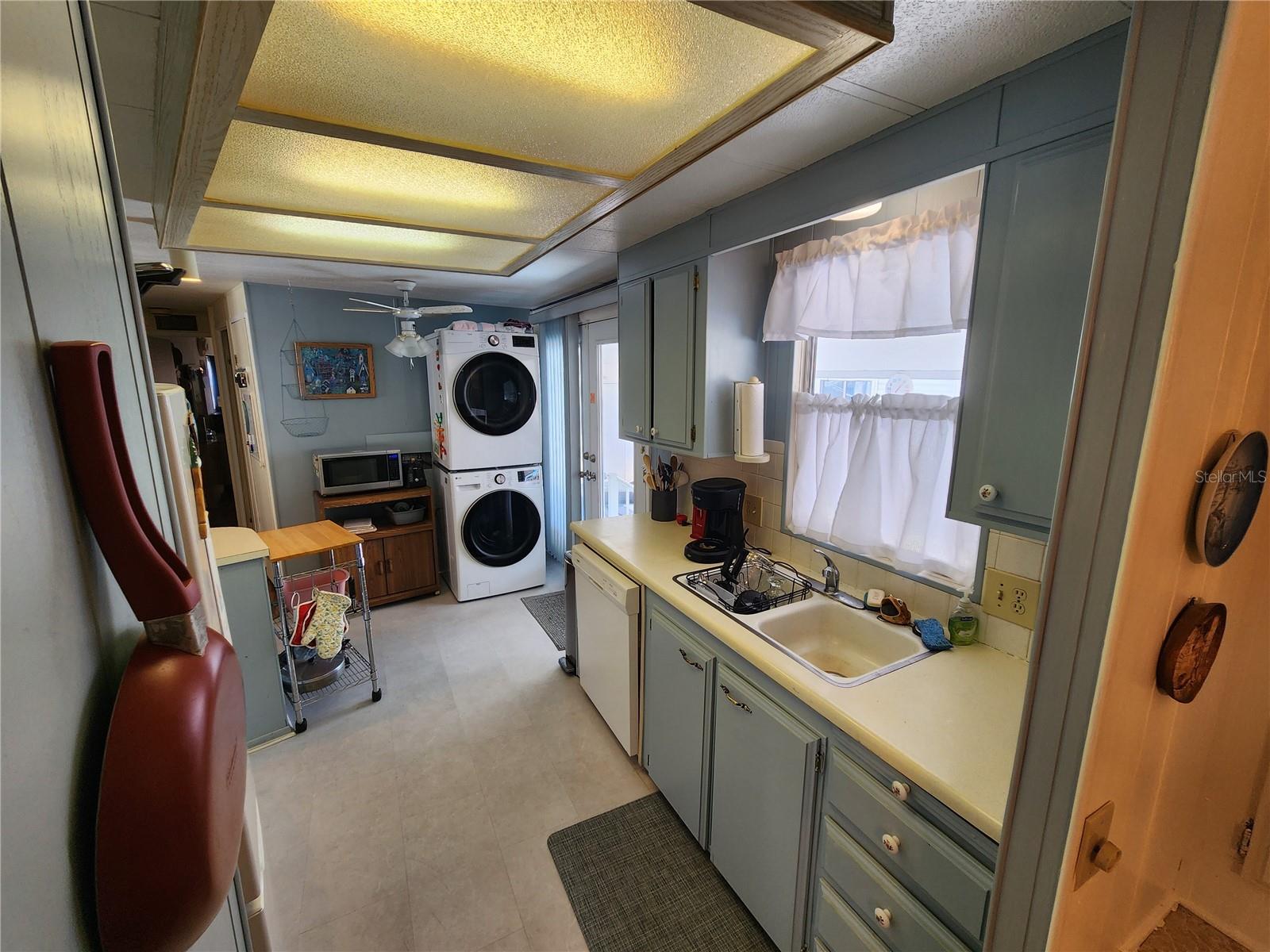 PALM LAKE ESTATES - Residential