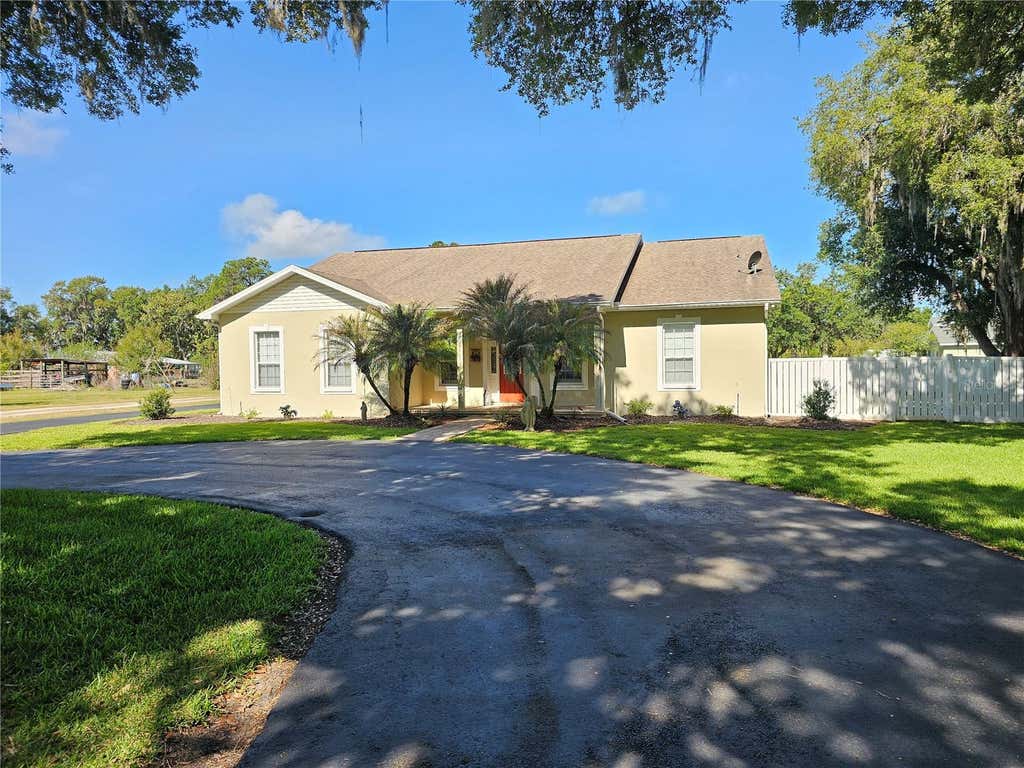 Photo of 1401 Lindsey Road, Plant City, FL 33566 (MLS # TB8502294)