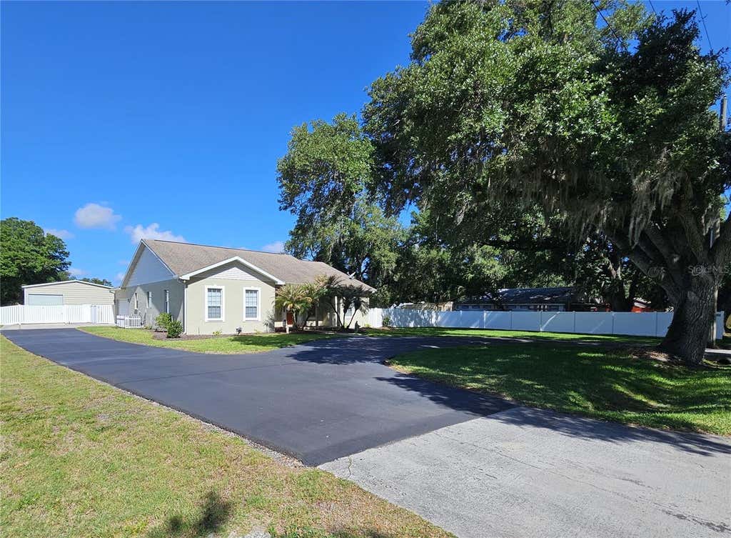 Photo of 1401 Lindsey Road, Plant City, FL 33566 (MLS # TB8502294)