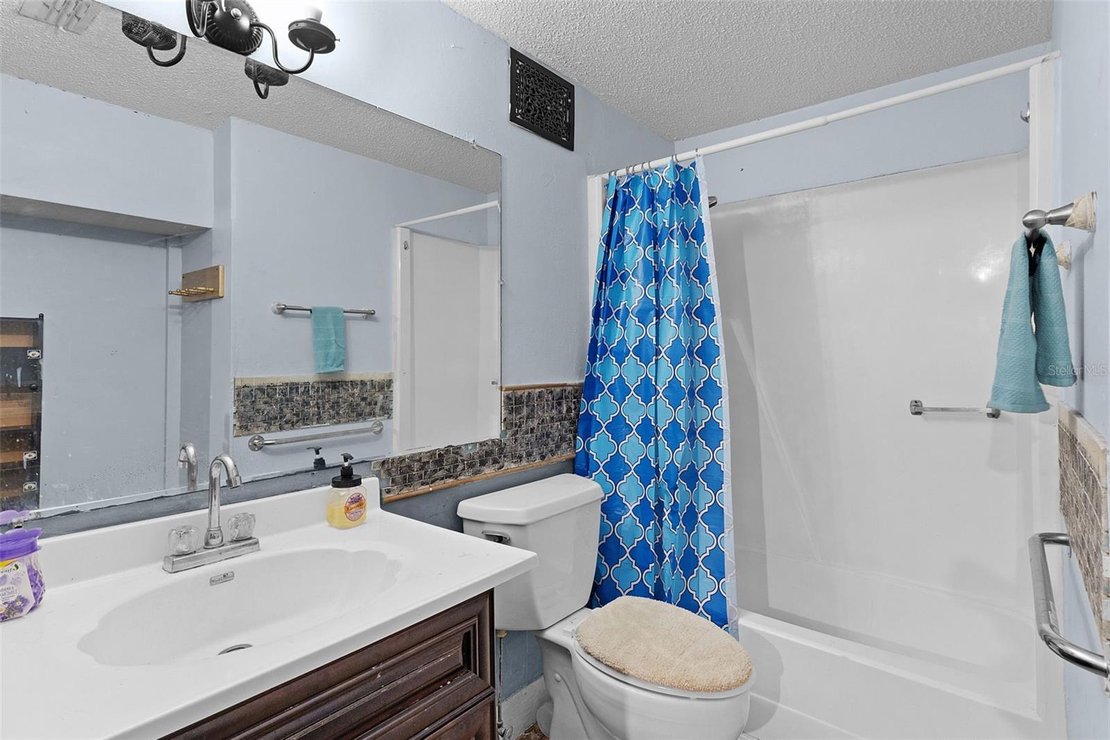 SMITH LAKE VILLAGE - Residential