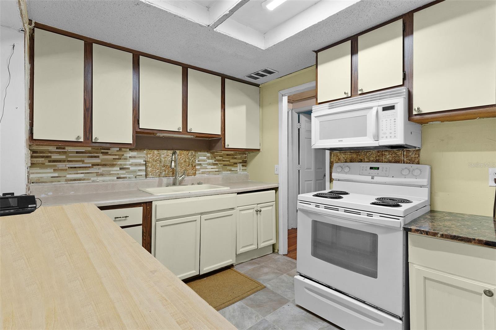 SMITH LAKE VILLAGE - Residential