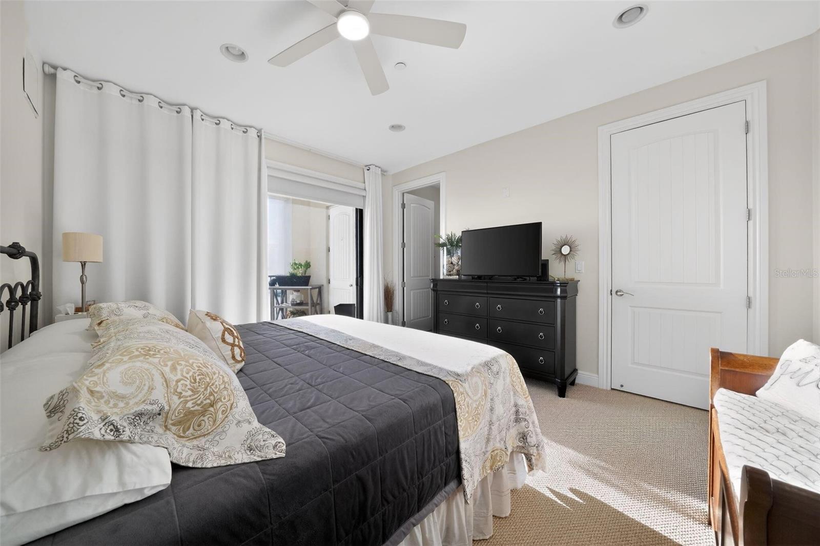 MAJESTIC COVE - Residential