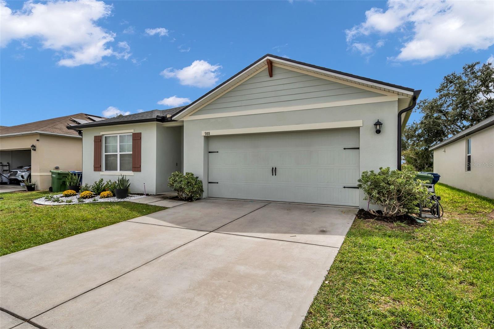 988 CAMBRIDGE DRIVE