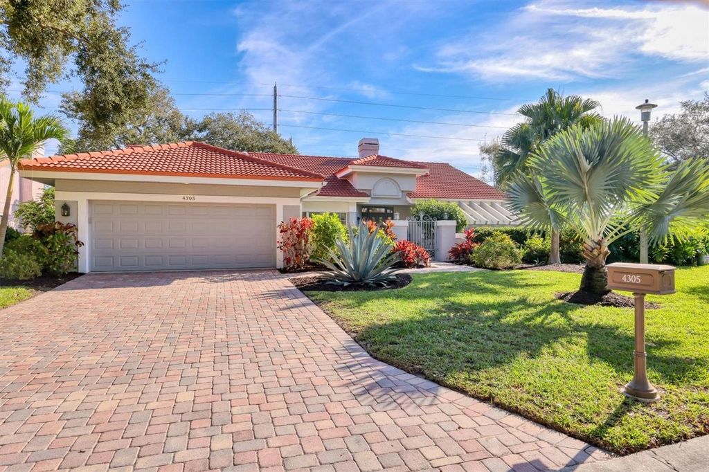 Photo of 4305 Highland Oaks Circle, Sarasota, FL 34235 (MLS # A4676006)