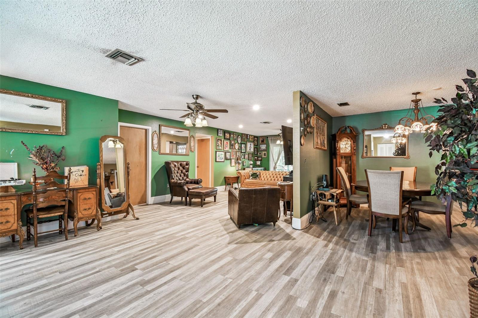 RAVENWOOD MANOR - Residential
