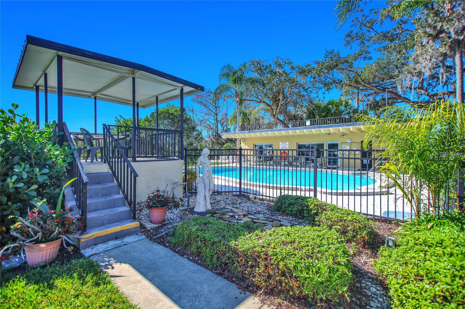 LAKESIDE MANOR APTS CONDO - Residential