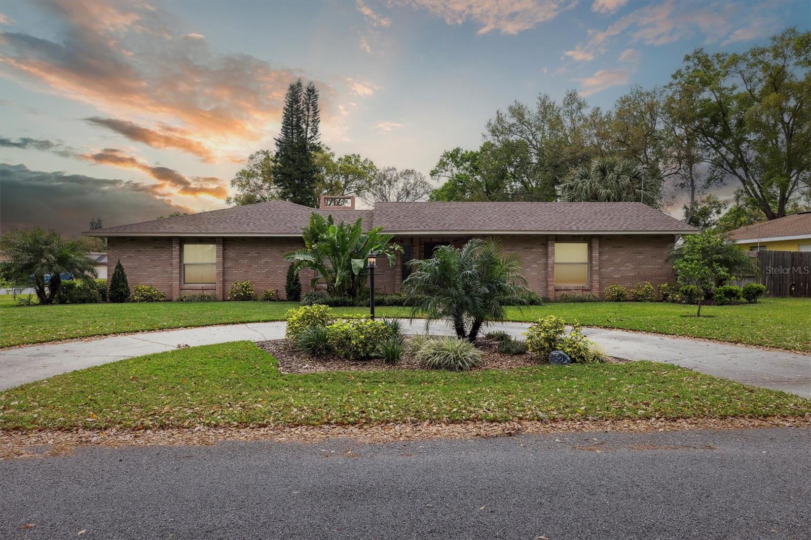 906 CRESTVIEW DRIVE