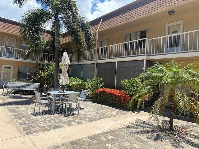 Located on Venice Island, this adorable one bedroom one bath unit is just a short walk to the beach and downtown. You never have to leave the Island : Shopping, Grocery store, Parks, Tennis, Theater, Library and Golf. Book you vacation today!
No Smoking or Vaping
No pets
Available Dec 2025 and April 2026